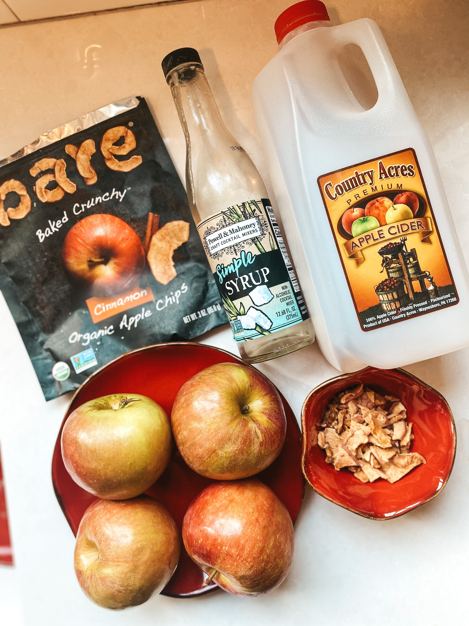 All the necesary ingredients to make this apple cider mocktail